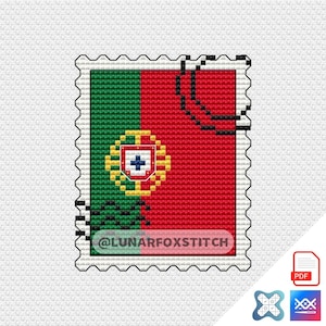 Może przedstawiać: Wzór haftu krzyżykowego znaczka pocztowego z flagą Portugalii. Znaczek ma zielono-czerwone tło z portugalskim herbem pośrodku. Tekst "@LUNARFOXSTITCH" znajduje się na dole.