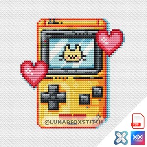 Könnte beinhalten: Kreuzstichmuster einer gelben Handheld-Videospielkonsole mit einem Bildschirm, der einen pixeligen Charakter anzeigt. Zwei rosa Herzen flankieren die Konsole. Der Text "@LUNAREFOXSTITCH" befindet sich unten. Ein PDF-Symbol befindet sich in der unteren rechten Ecke.