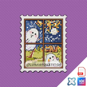 Op de afbeelding: Een kruissteekontwerp dat lijkt op een postzegel, met vier kleine vierkante scènes. Elke scène toont een wit wezen in een andere buitenomgeving. De postzegel heeft een bruine rand en de tekst "@LUNARFOXSTITCH".
