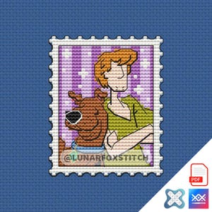Op de afbeelding: Een kruissteekpatroon met een bruine hond en een persoon met warrig bruin haar in een groen shirt, ontworpen als een postzegel met een paars en wit geblokte achtergrond. De tekst @LUNARFOXSTITCH staat onderaan afgebeeld.