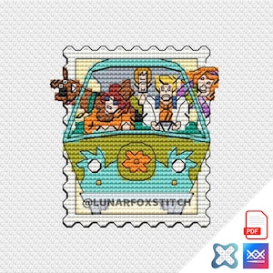 Op de afbeelding: Een kruissteekpatroon met een blauwgroene bestelwagen met een bloemembleem op de voorkant, met vier stripfiguren en een hond. Het ontwerp heeft de vorm van een postzegel met een geschulpte rand en bevat de tekst @LUNARFOXSTITCH.