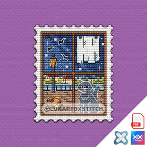 Op de afbeelding: Kruissteekontwerp met een kat in een raam, een straatlantaarn en vleermuizen tegen een sterrenhemel. Het ontwerp is omlijst door een postzegelrand. De tekst "@LUNARFOXSTITCH" is onderaan zichtbaar.