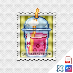 Op de afbeelding: Een kruissteekpatroon in de vorm van een postzegel met een bubble tea in een doorzichtige plastic beker met een geel rietje. Het drankje is roze met donkere cirkels op een lichtgroene achtergrond. De tekst @LUNARFOXSTITCH is zichtbaar.