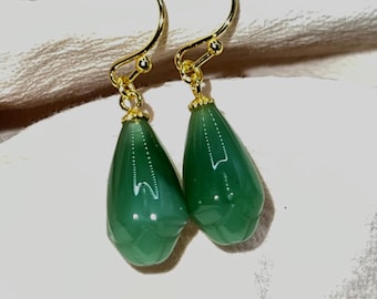 グリーンのロングダングルイヤリング。グリーンのファセット翡翠