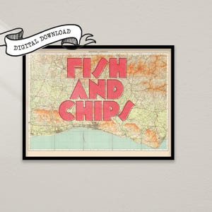 以下が含まれることがあります： ヴィンテージマップに「FISH AND CHIPS」の文字が赤色で大きく書かれた額入りのプリント。地図は緑と茶色の配色です。上部には「DIGITAL DOWNLOAD」と書かれたバナーがあります。