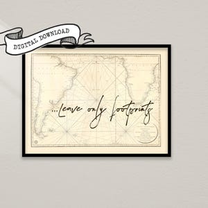 Può includere: Stampa di mappa vintage incorniciata con le parole "...leave only footprints" in elegante scrittura. La mappa è nei toni del seppia e la cornice è nera. Un banner in alto recita "DOWNLOAD DIGITALE".