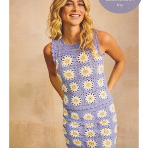 Puede incluir: Una mujer lleva un vestido de crochet morado con detalles de margarita blanca. El vestido es sin mangas y tiene un corpiño ajustado y una falda que llega justo por encima de la rodilla. El vestido está hecho con un punto de crochet que crea un aspecto texturizado. El vestido es perfecto para un día de verano o una noche informal. CROCHET DK/8 Ply 7 Tallas 28/30 a 52/54 pulgadas