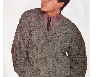 Pode incluir: Um suéter de crochê cinza com decote em V e mangas compridas. O suéter é feito com ponto de tricô duplo. DK / 8 Ply Crochet. 36 a 46 polegadas de peito.