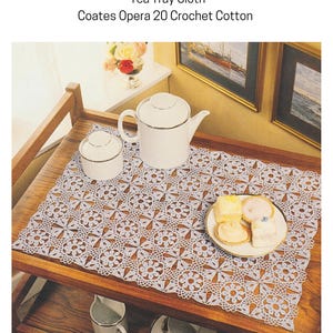 Puede incluir: Un mantel de ganchillo blanco para bandeja de té con un diseño floral, exhibido en un carrito de té de madera. La imagen incluye una tetera, un azucarero y un plato de pasteles. El texto dice "Crochet Pattern Tea Tray Cloth".