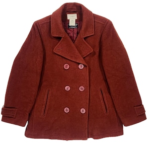 Puede incluir: Un abrigo de paño de lana de color óxido con un diseño cruzado. El abrigo presenta seis botones rosas, dos bolsillos delanteros y un cuello con muescas. Las mangas tienen puños abotonados. El abrigo tiene una etiqueta que dice "L.L.Bean".