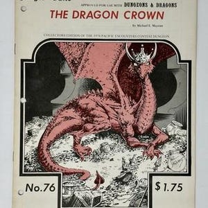 Op de afbeelding: Een vintage Judges Guild rollenspelmodule getiteld The Dragon Crown, nr. 76, geprijsd op $1,75. De omslag bevat een roodgetinte illustratie van een draak met een kroon, omringd door schatten, met tekst die aangeeft dat het voor Dungeons & Dragons is.