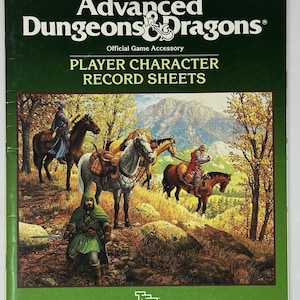Puede incluir: Un folleto vintage de "Advanced Dungeons & Dragons" Player Character Record Sheets. La portada presenta una ilustración de fantasía de jinetes a caballo en un paisaje montañoso. El folleto tiene un esquema de color verde y naranja.