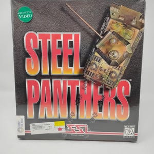 Könnte beinhalten: Eine quadratische Schachtel für das IBM CD-ROM-Spiel Steel Panthers. Die Vorderseite zeigt eine Grafik eines getarnten Panzers, den großen rot-gelben Schriftzug Steel Panthers, einen grünen Previewed Video-Aufkleber und ein SSI-Logo. Ein Etikett klebt darauf.