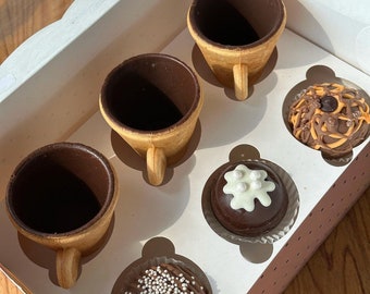 Delicias de chocolate decadentes: trío de tazas comestibles y bombas de cacao: regalo ideal para mamá este Día de la Madre