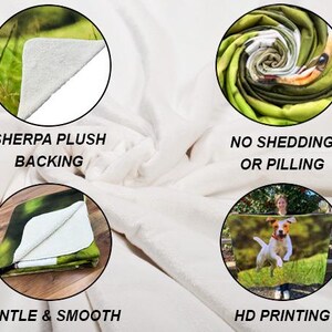 Op de afbeelding: Close-up van een zachte, pluche deken met een witte sherpa-rug. De deken heeft een levendig groen en bruin patroon met een hond die door een veld rent. De tekst "Gentle & Smooth", "Sherpa Plush Backing", "HD Printing" en "No Shedding or Pilling" wordt weergegeven op de afbeelding.