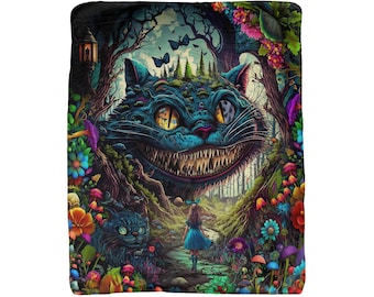 Pode incluir: Uma ilustração psicodélica de um Gato de Cheshire com um largo sorriso, rodeado de flores e cogumelos coloridos. Uma jovem com um vestido azul caminha em direção ao gato em um ambiente de floresta.
