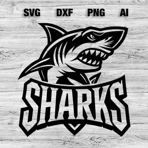 Puede incluir: Gráfico en blanco y negro de un tiburón con la palabra "SHARKS" en negrita. El tiburón tiene dientes afilados y mira hacia la derecha. La imagen está sobre un fondo claro de vetas de madera. Encima del tiburón están las letras SVG, DXF, PNG y AI.