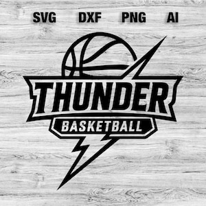 Puede incluir: Diseño gráfico en blanco y negro con un balón de baloncesto y un rayo. El texto "THUNDER BASKETBALL" se muestra en una fuente audaz y estilizada. Encima del texto están las letras "SVG DXF PNG AI". El diseño está sobre un fondo de vetas de madera clara.