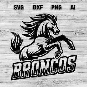 Może przedstawiać: Czarno-biała grafika przedstawiająca wierzgającego konia z powiewającą grzywą i ogonem. Słowo "BRONCOS" jest wyświetlane pogrubioną, stylizowaną czcionką poniżej. Etykiety typów plików: SVG, DXF, PNG i AI.