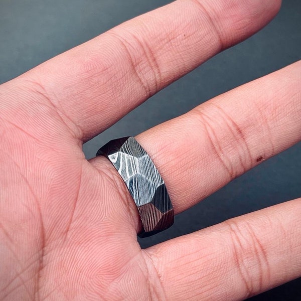 Bague en acier damas fabriquée à la main - bague de mariage unique pour hommes/femmes, meilleur cadeau pour elle/lui.