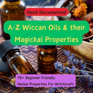 Puede incluir: Primer plano de tres botellas de vidrio ámbar con tapas negras, etiquetadas con "Hand Documented A-Z Wiccan Oils & their Magickal Properties 70+ Beginner Friendly Herbal Properties For Witchcraft". Las botellas están sobre una superficie de tela estampada con flores de lavanda secas y otras hierbas.