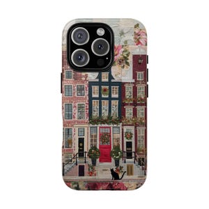 Könnte beinhalten: Handyhülle mit einer detaillierten Illustration von europäischen Stadthäusern. Das Design umfasst rote Backsteingebäude, blaue Türen und eine schwarze Katze. Florale Akzente und ein strukturierter Hintergrund vervollständigen das Design.