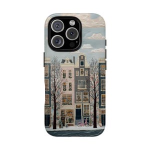 Könnte beinhalten: Eine Handyhülle mit einem Gemälde von Amsterdamer Grachtenhäusern im Winter. Das Kunstwerk zeigt farbenfrohe Gebäude, kahle Bäume, ein rosa Fahrrad und einen hellblauen Himmel mit Wolken. Die Hülle hat einen schwarzen Rand und einen Kameraausschnitt.