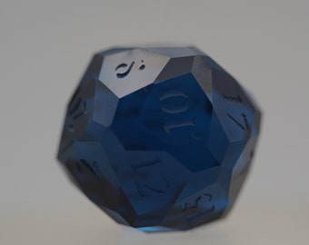 65,45 ct D20 Star Facet dobbelstenen gemaakt van donkerblauwe Lab Spinel-edelsteen