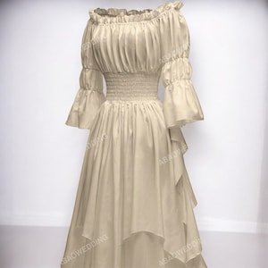 K&ouml;nnte beinhalten: Ein beiges, schulterfreies Kleid mit R&uuml;schen am Ausschnitt und einem Stufenrock. Das Kleid hat ein tailliertes Oberteil und einen lockeren, flie&szlig;enden Rock.