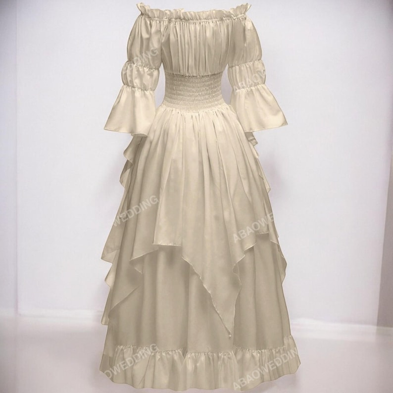 K&ouml;nnte beinhalten: Ein wei&szlig;es, schulterfreies Kleid mit einem R&uuml;schenrock und langen &Auml;rmeln. Das Kleid hat ein tailliertes Oberteil und eine geraffte Taille.