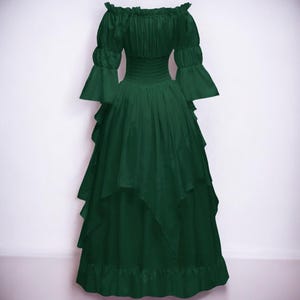 K&ouml;nnte beinhalten: Ein dunkelgr&uuml;nes, schulterfreies Kleid mit einem mehrlagigen Rock und R&uuml;schenbesatz. Das Kleid hat ein tailliertes Oberteil und lange, flie&szlig;ende &Auml;rmel.