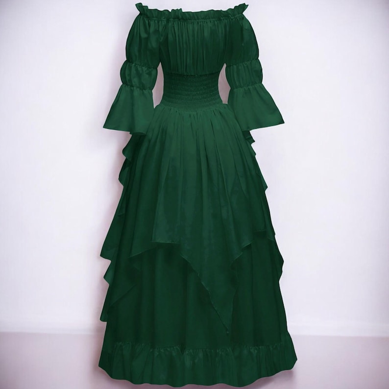 K&ouml;nnte beinhalten: Ein dunkelgr&uuml;nes, schulterfreies Kleid mit einem mehrlagigen Rock und R&uuml;schenbesatz. Das Kleid hat ein tailliertes Oberteil und lange, flie&szlig;ende &Auml;rmel.