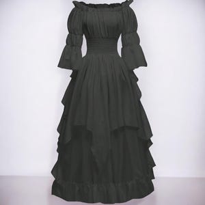 K&ouml;nnte beinhalten: Ein schwarzes, schulterfreies Kleid mit R&uuml;schen am Ausschnitt und langen, flie&szlig;enden &Auml;rmeln. Das Kleid hat ein tailliertes Oberteil und einen Stufenrock.