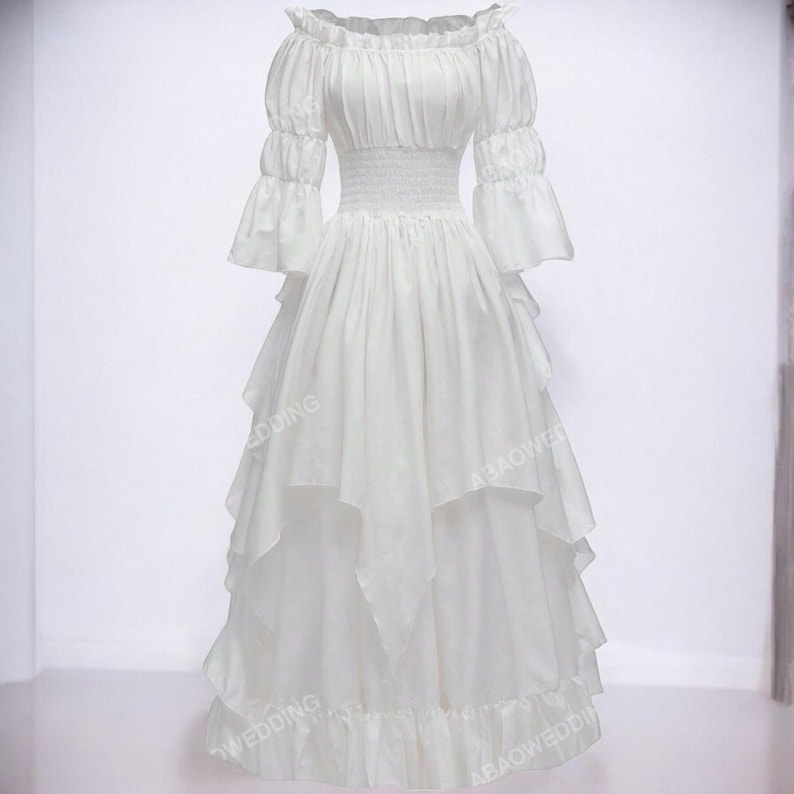 K&ouml;nnte beinhalten: Ein wei&szlig;es, schulterfreies Kleid mit einem Stufenrock und Puff&auml;rmeln. Das Kleid hat ein tailliertes Oberteil und einen flie&szlig;enden Rock.