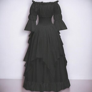 K&ouml;nnte beinhalten: Ein schwarzes, schulterfreies Kleid mit einem Stufenrock und langen, flie&szlig;enden &Auml;rmeln.