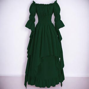K&ouml;nnte beinhalten: Ein dunkelgr&uuml;nes, schulterfreies Kleid mit einem R&uuml;schenrock und langen &Auml;rmeln. Das Kleid hat ein tailliertes Oberteil und einen flie&szlig;enden Rock.