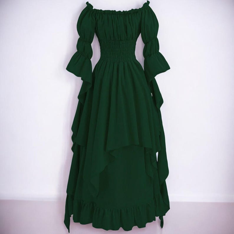 K&ouml;nnte beinhalten: Ein dunkelgr&uuml;nes, schulterfreies Kleid mit einem R&uuml;schenrock und langen &Auml;rmeln. Das Kleid hat ein tailliertes Oberteil und einen flie&szlig;enden Rock.
