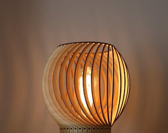 Bon Bon – Bordlampa i björkträ, italienskt hantverk, modern och välkomnande design