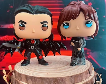 Cassian and Nesta Funko Pop. Note.