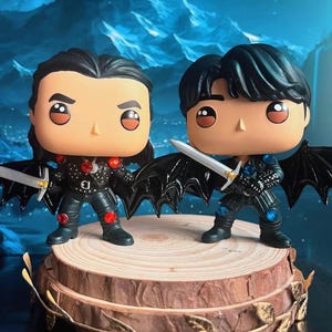 Funko Pop do Cassian e do Azriel. Observação.