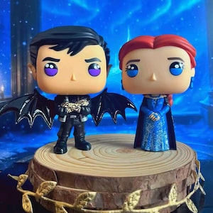 Funko Pop do Rhysand e da Feyre. Observação.