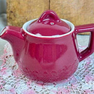 Mini teiera vintage Hall China color bordeaux con coperchio, teiera monodose in ceramica, decorazione per la cucina in ceramica americana color rosa antico e marrone.