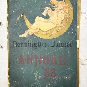 Op de afbeelding: Een rechthoekige papieren afdruk getiteld The Bennington Banner Annual 88, met een donkergroenblauwe achtergrond, een gouden halve maan en een figuur met lang haar. De tekst bevat SUPPLEMENT, THE, Bennington Banner en ANNUAL 88 in het rood.