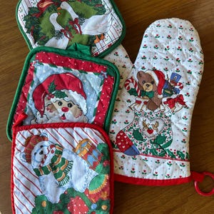 Vintage Christmas Pot Holders, Christmas Kitchen Decor, Christmas Cookie baking, Kids Play Kitchen, 12 days of Christmas, Oven Mitt