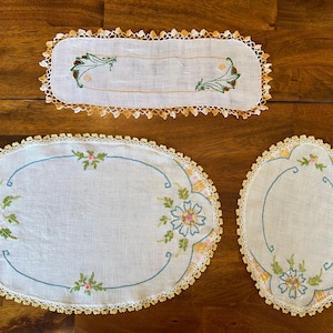 Vintage Floral Embroidered Bedroom linen set with crochet edging, dresser scarf, vintage bed linens, vintage doily, shabby chic decor