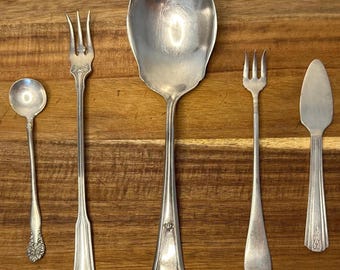 Surtido de piezas vintage de plata para servir, tenedor para aceitunas encurtidas, cuchara para bayas, cuchara para mostaza, cuchillo para mantequilla Avon, Wm Roger's, Roger's A1, R Wallace