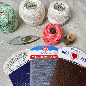 Vintage Tatting Shuttle Detach-A-Spool Pat Appld For, Clark’s ONT Crochet Cotton Thread Balls, Chadwick’s Mending Wool Lot