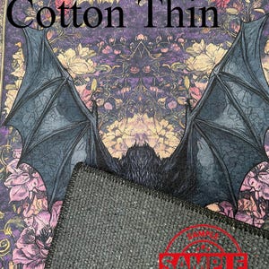 Puede incluir: Un murci&eacute;lago negro con las alas extendidas sobre un fondo floral morado. El texto "Cotton Thin" est&aacute; en la parte superior de la imagen. La imagen es una muestra de una alfombra.