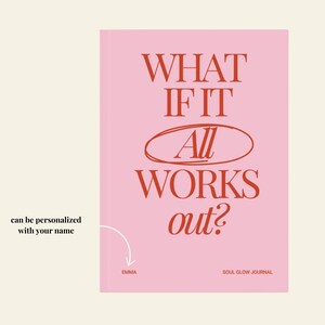以下が含まれることがあります： 「WHAT IF IT All WORKS out?」と書かれた、赤みがかったオレンジ色の文字が特徴のピンク色のジャーナル。ジャーナルには「SOUL GLOW JOURNAL」と「EMMA」という名前も含まれています。