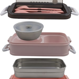 Peut inclure: Une boîte à lunch rose et en acier inoxydable avec un récipient séparé pour la soupe ou la salade. La boîte à lunch a un couvercle transparent et est livrée avec un ensemble d'ustensiles. La boîte à lunch est étiquetée "FBPRO".